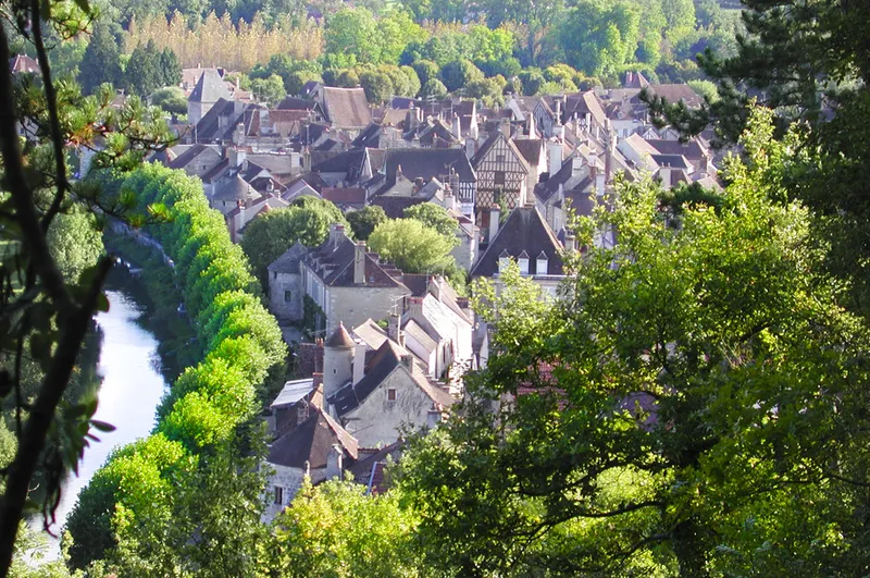 Vue sur le village médiéval de Noyers-sur-Serein depuis les bords du Serein
