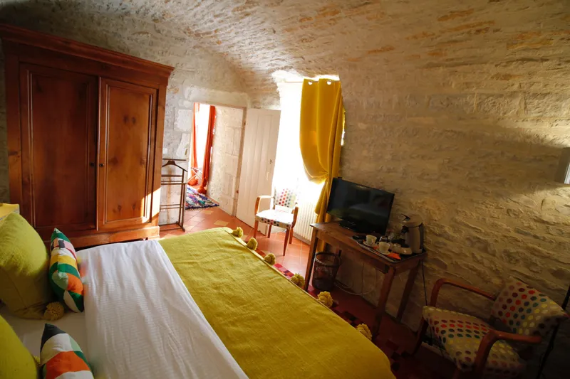 Intérieur en pierre apparente du gîte de groupe bourguignon