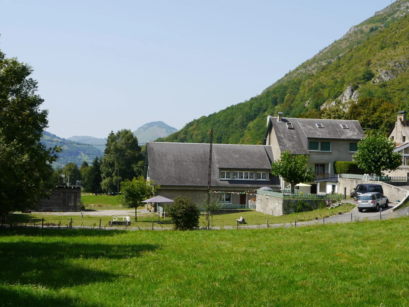 Gîte de groupe Le Hameau de Campan à Campan — Vue d'ensemble des trois chalets dans la vallée de Campan, capacité 26 personnes
