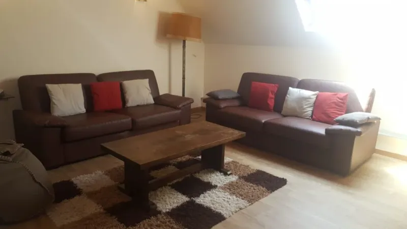 Salon du chalet d'Arizes avec mobilier contemporain en bois