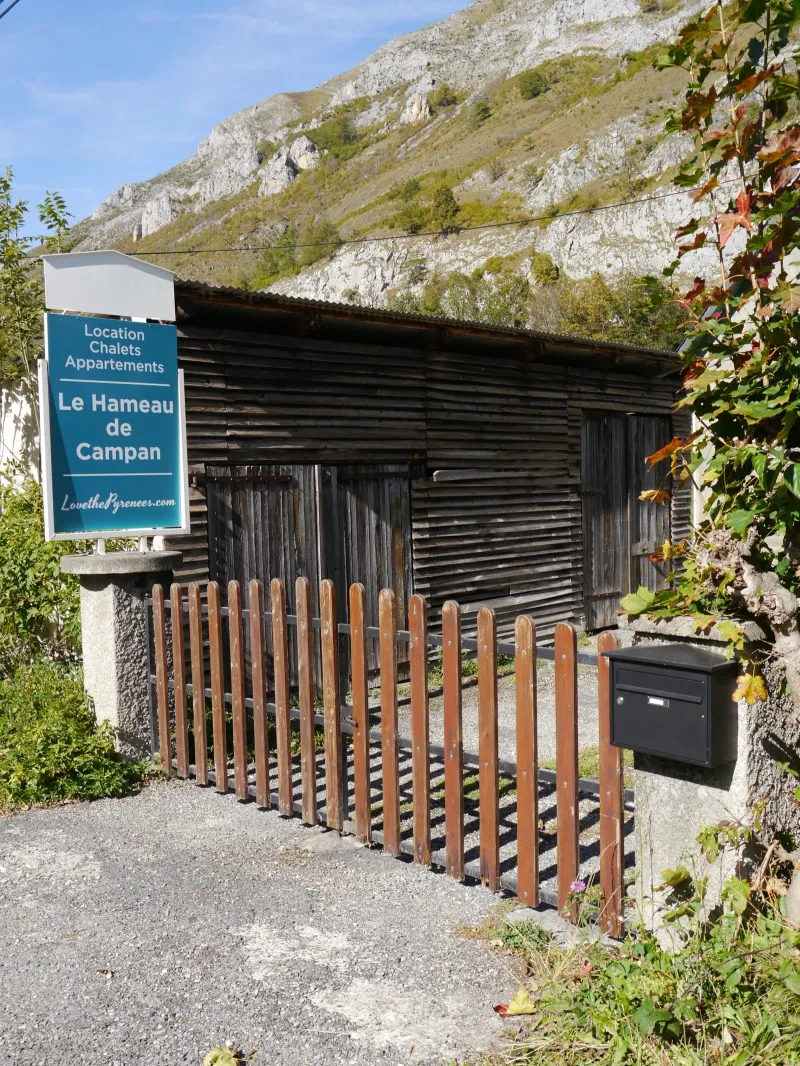 Entrée du hameau avec portail en bois pyrénéen