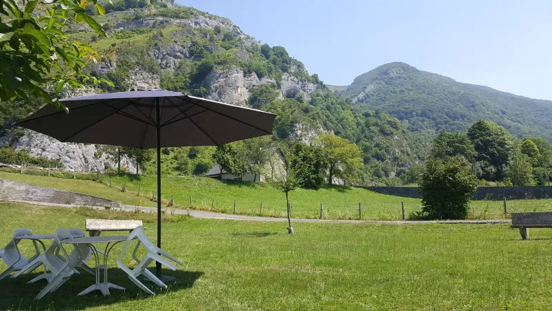 Jardin commun du Hameau de Campan avec vue sur les sommets pyrénéens