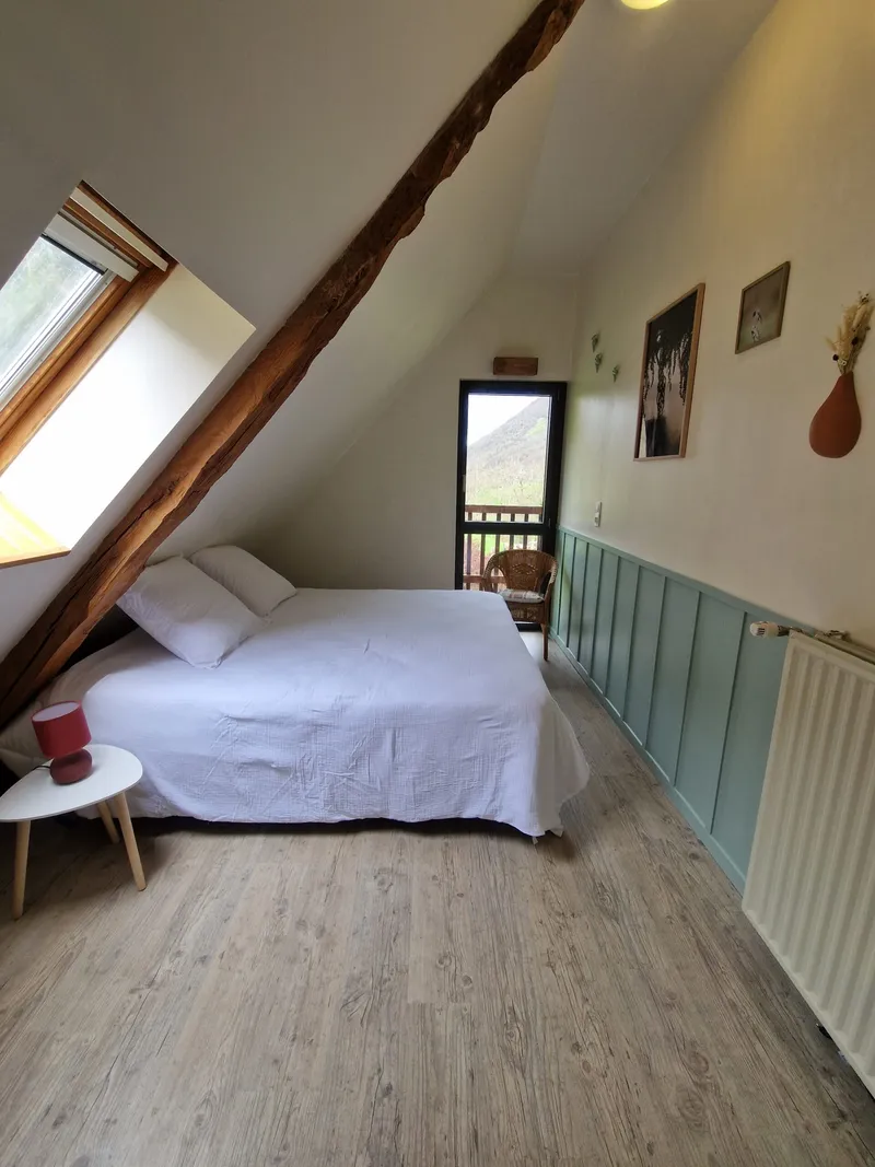Chambre côté forêt dans la grange rénovée pyrénéenne