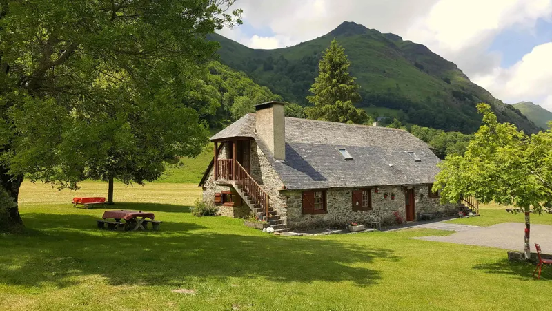 La Grange du Plan en pierre de schiste à 1000 m d'altitude dans le Val d'Azun