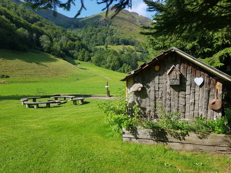 Extérieur de l'ancienne grange rénovée dans le Parc National des Pyrénées