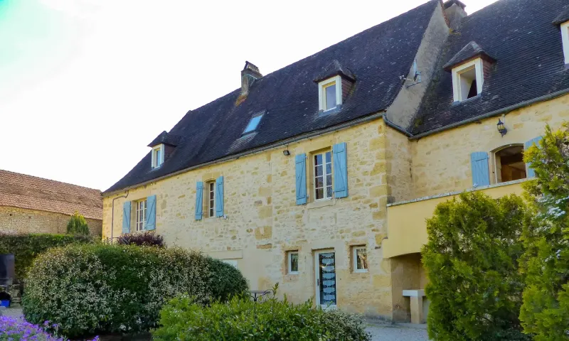 Piscine chauffée dans le jardin de la ferme du Périgord Noir