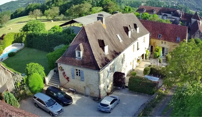 Ensemble de la ferme périgourdine restaurée à Sainte-Mondane