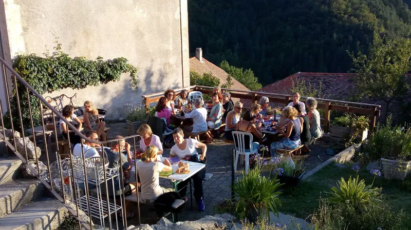 Repas convivial en terrasse du gîte La Sauvagine avec vue sur les Préalpes drômoises