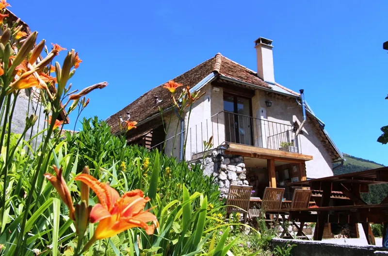 Façade de l'Éco-Gîte La Sauvagine dans le hameau de Grimone, Drôme des Collines