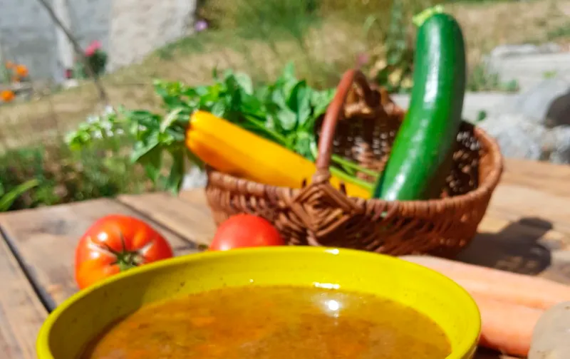 Cuisine bio de La Sauvagine avec produits locaux et équipement professionnel