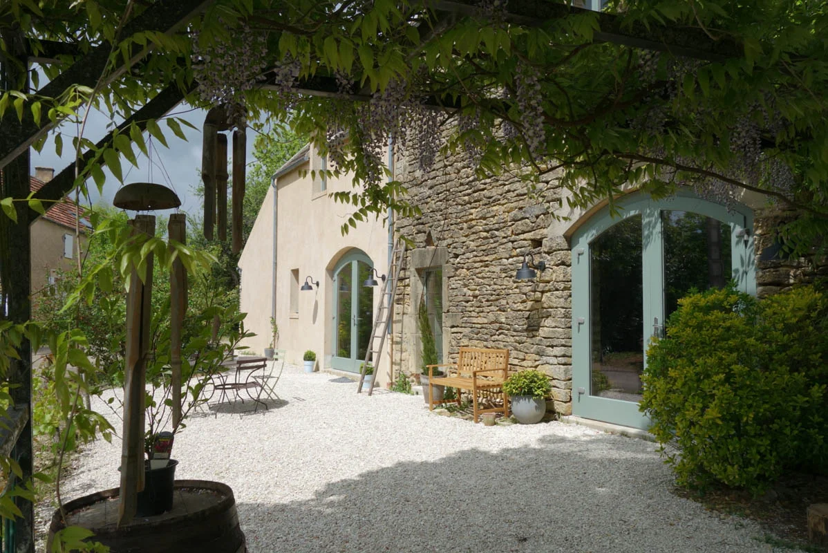 Gîte de groupe La Colline Étoilée à Fontette — Façade de la maison La Colline Étoilée avec terrasse et jardin verdoyant, capacité 20 personnes
