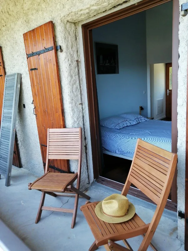 Chambre mansardée avec accès à une terrasse privative meublée, vue sur la vallée