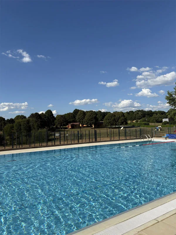 Piscine extérieure claire et bien entretenue avec vue dégagée sur la campagne du Périgord Vert