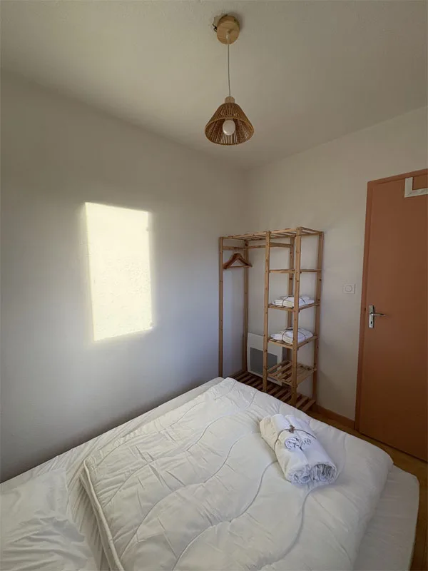 Chambre double cosy baignée de lumière naturelle dans l'un des chalets du village