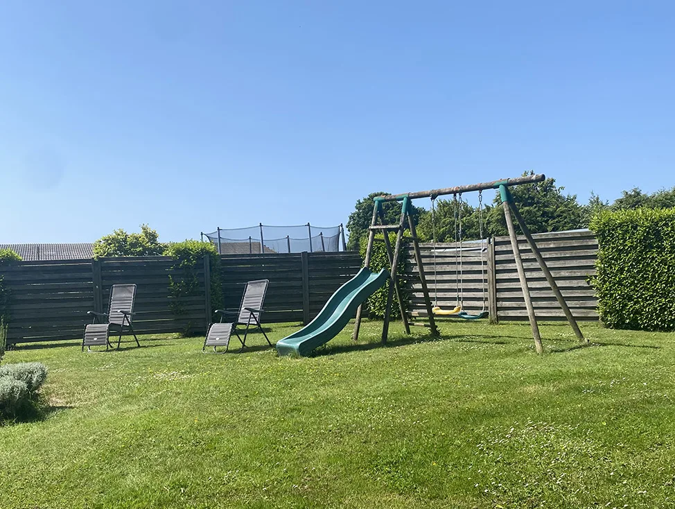 Jardin arboré avec aire de jeux pour enfants