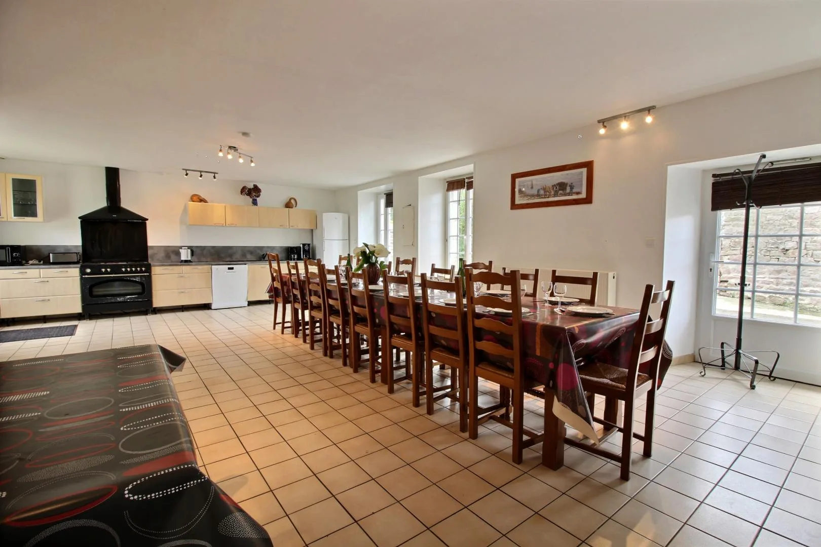 Grande salle à manger avec longue table en bois pour repas de groupe