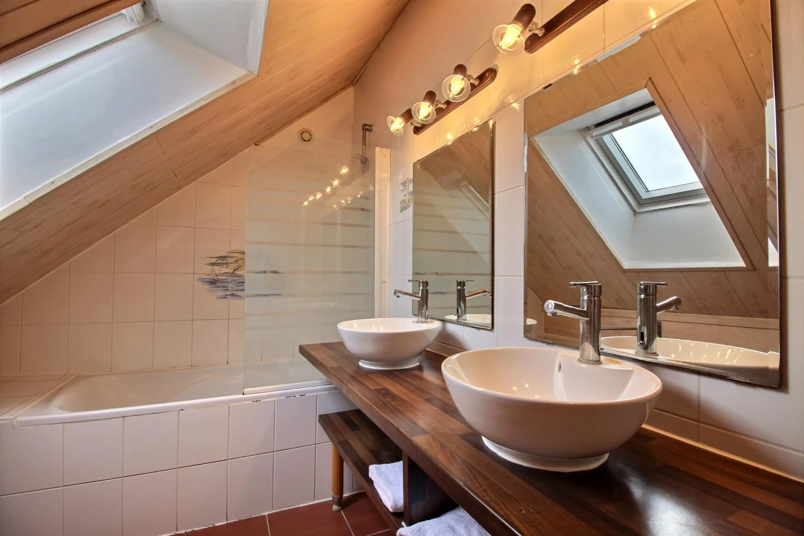Salle de bain moderne avec vasque design et éclairage tamisé