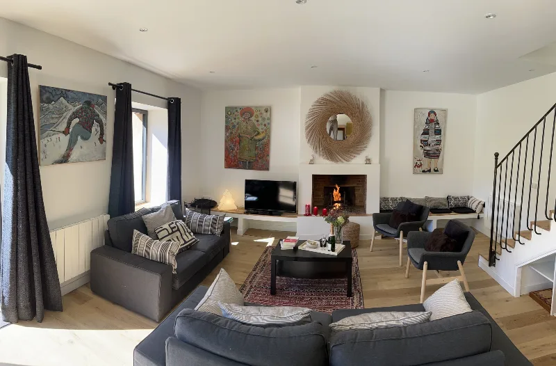 Salon avec canapés, cheminée et coin jeux au cœur du chalet