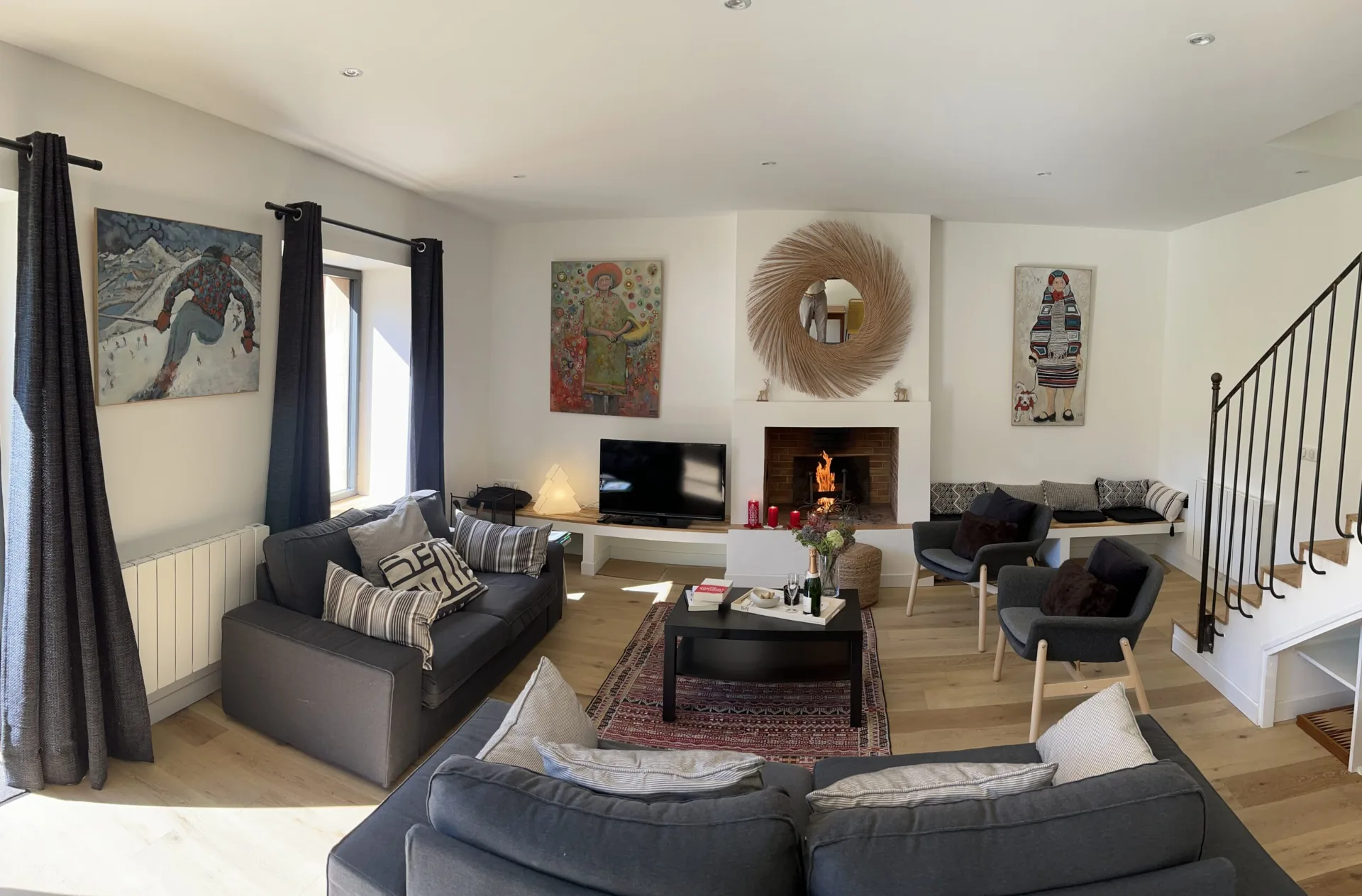 Salon avec canapés, cheminée et coin jeux au cœur du chalet