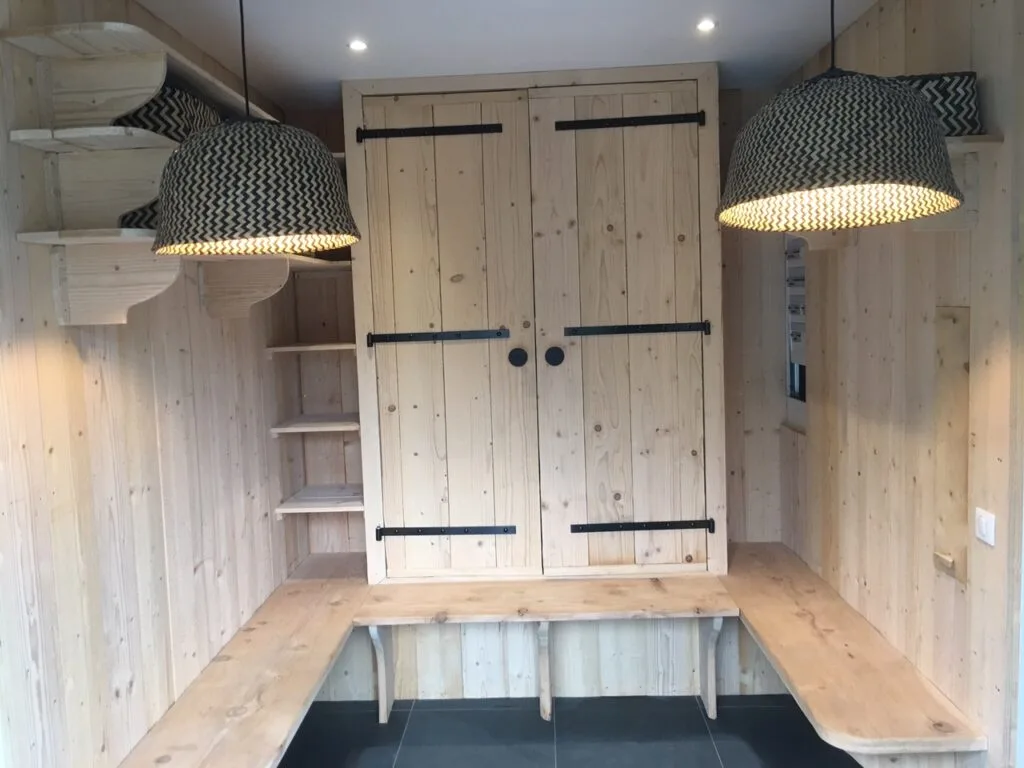 Entrée-vestiaire en bois avec rangements pour le matériel de ski