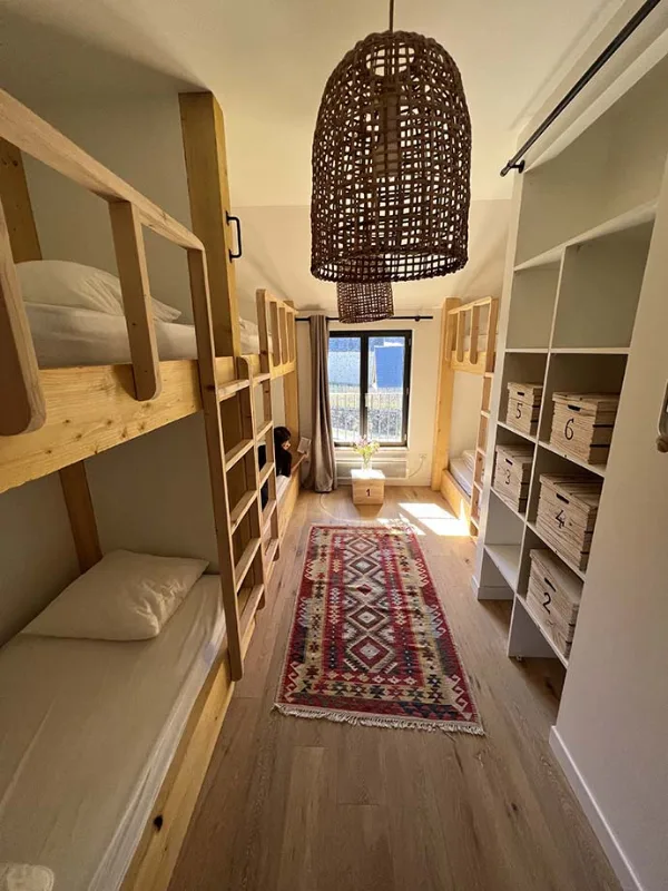 Dortoir Posets avec trois lits superposés en bois massif pour six couchages