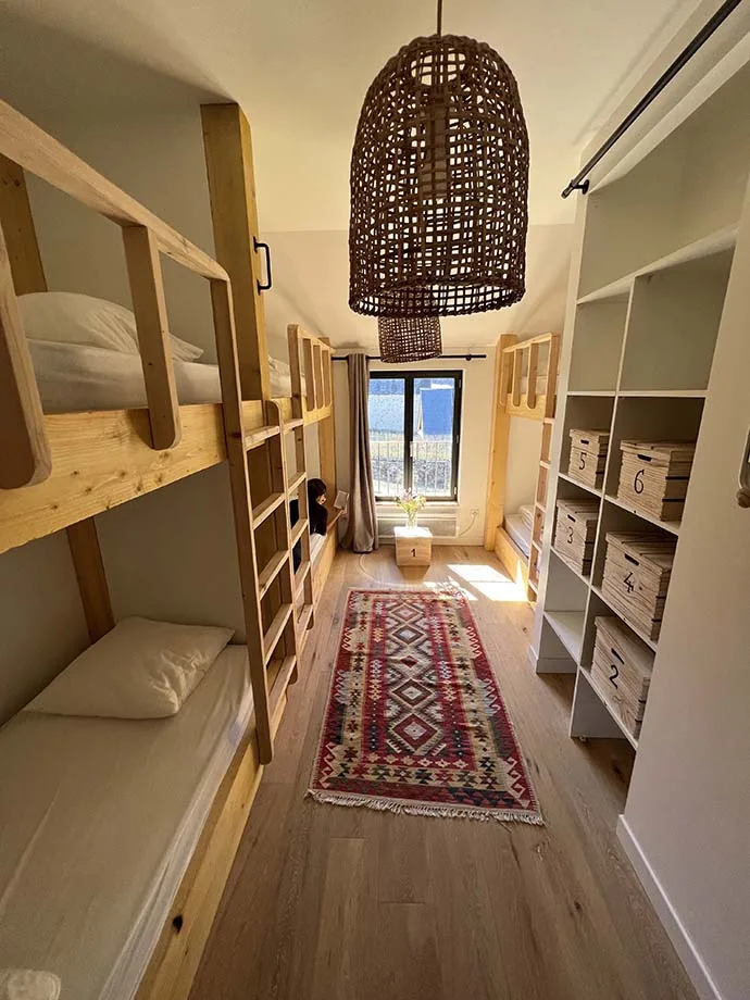 Dortoir Posets avec trois lits superposés en bois massif pour six couchages