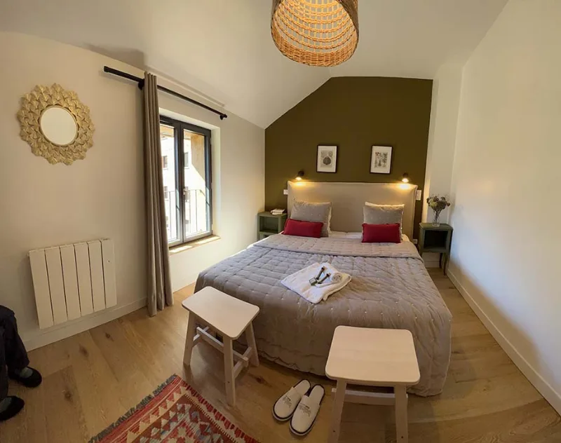Chambre Estos avec lits simples rapprochables et mur vert olive