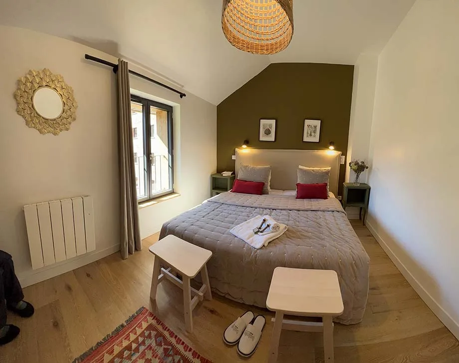 Chambre Estos avec lits simples rapprochables et mur vert olive