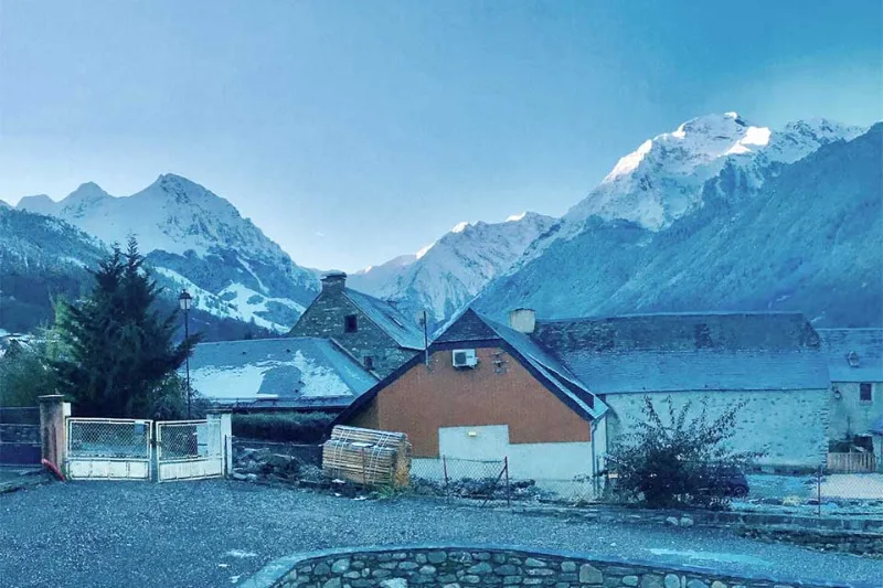 Vue depuis le jardin sur la chaîne des Pyrénées et le panorama montagneux environnant