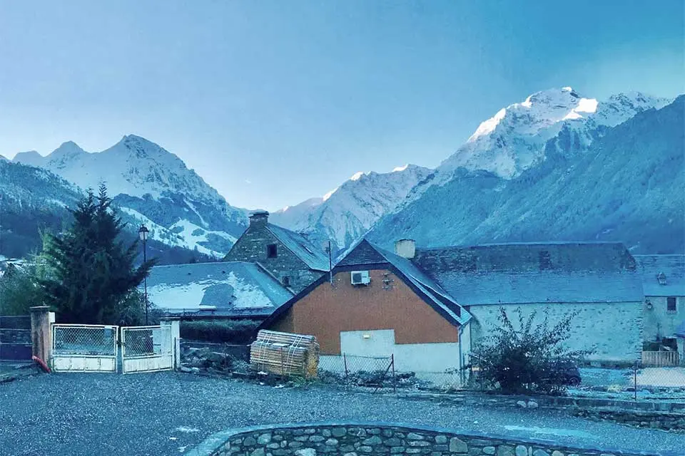 Vue depuis le jardin sur la chaîne des Pyrénées et le panorama montagneux environnant