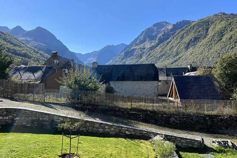 Jardin engazonné du chalet avec vue dégagée sur la vallée