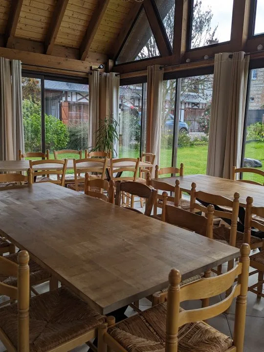Salle à manger avec grande table en bois pour recevoir tout le groupe