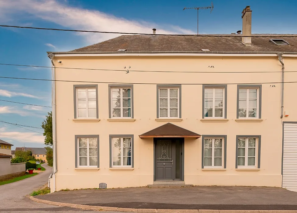 Gîte de groupe Gîte l'Hirondelle à Saulces-Monclin — Façade en pierre de la maison de village sous ciel bleu, capacité 12 personnes