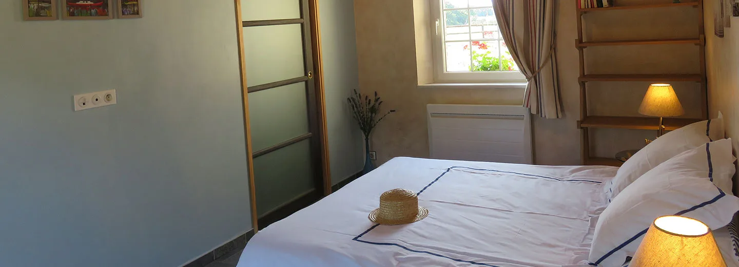Chambre lumineuse au rez-de-chaussée avec lit double, accessible PMR