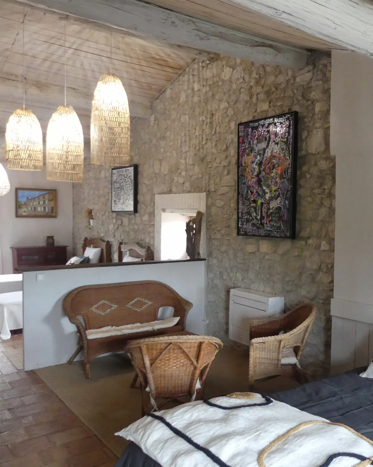 Chambre élégante aux tons sombres avec lustre et têtière capitonnée