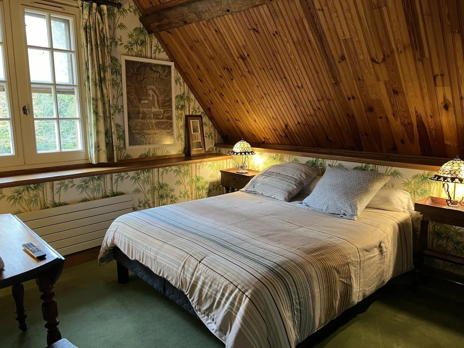 Chambre aux teintes bleutées avec lits jumeaux et mobilier vintage sous les combles