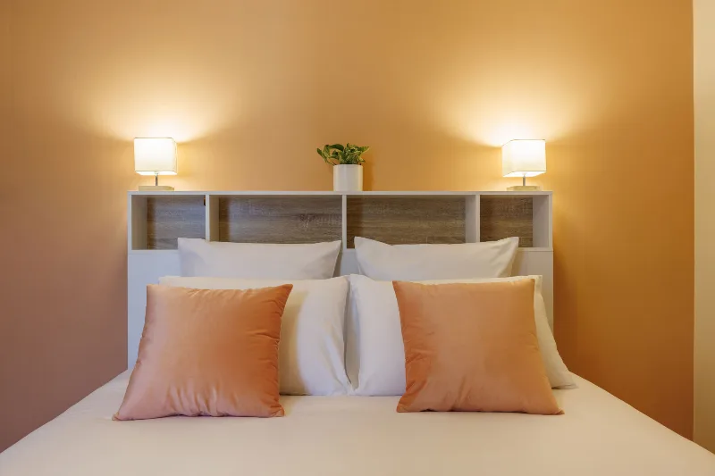 Chambre lumineuse à l'étage avec lit double et vue sur Château-Chalon