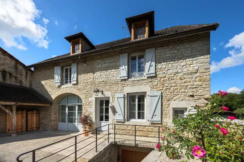 Gîte D'line – Façade en pierre de l'ancienne maison vigneronne avec cour d'entrée fermée
