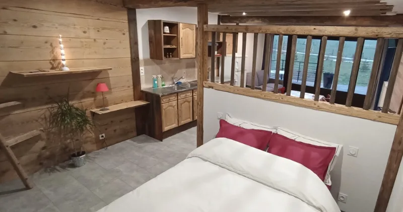 Chambre en mezzanine avec kitchenette privative et vue sur la campagne