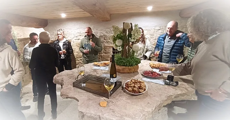 Carnotzet voûté en pierre où les groupes se retrouvent autour d'un repas convivial