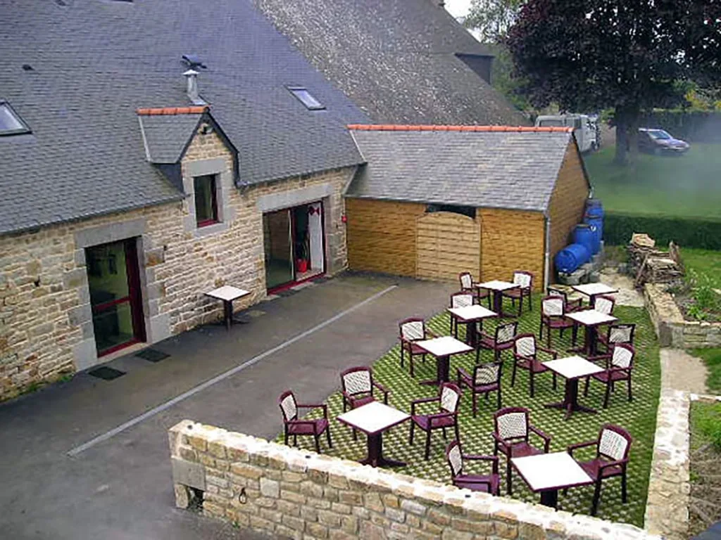 Terrasse extérieure aménagée avec tables et chaises pour les repas en plein air