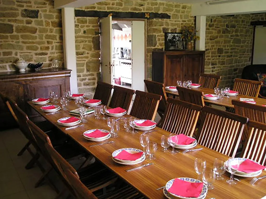 Grande salle à manger avec longue tablée pouvant réunir tout le groupe