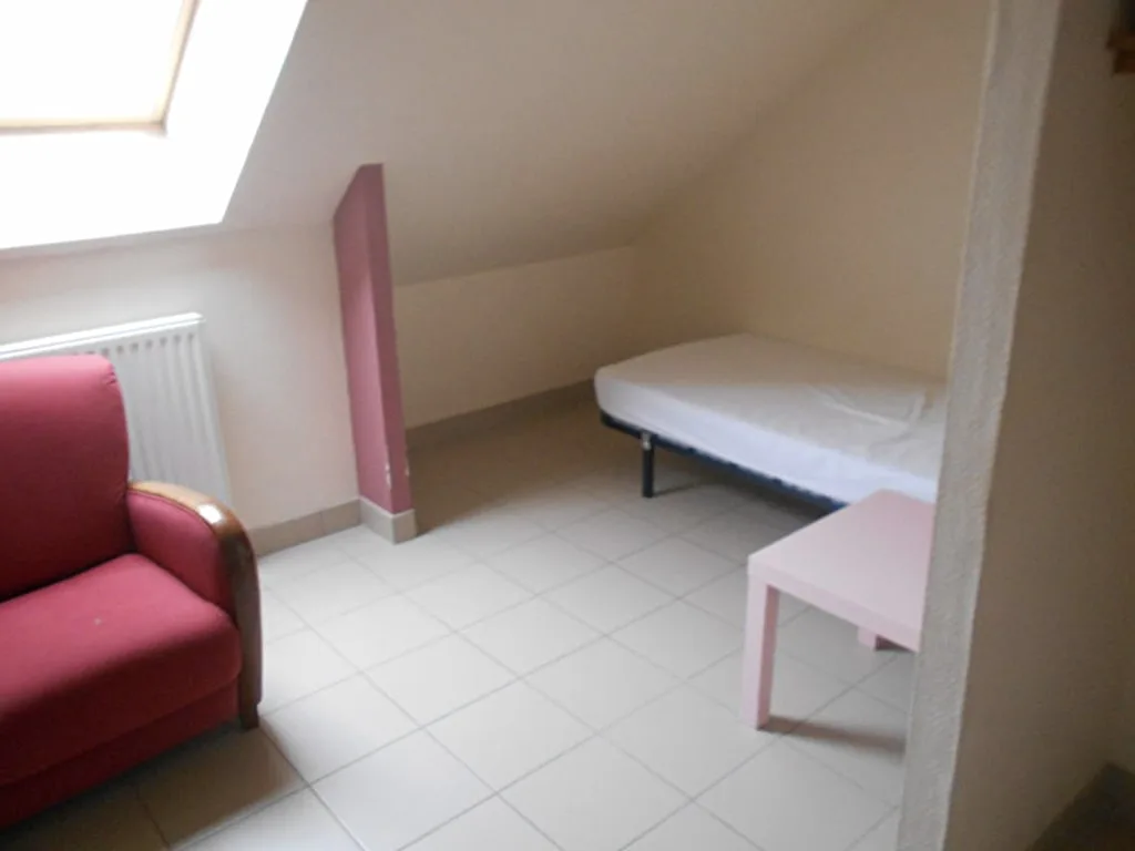 Chambre douillette avec parquet et literie confortable sous les combles
