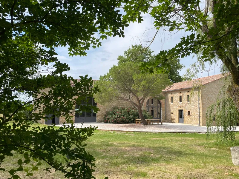 Corps de ferme en pierre avec bassin et cour intérieure arborée