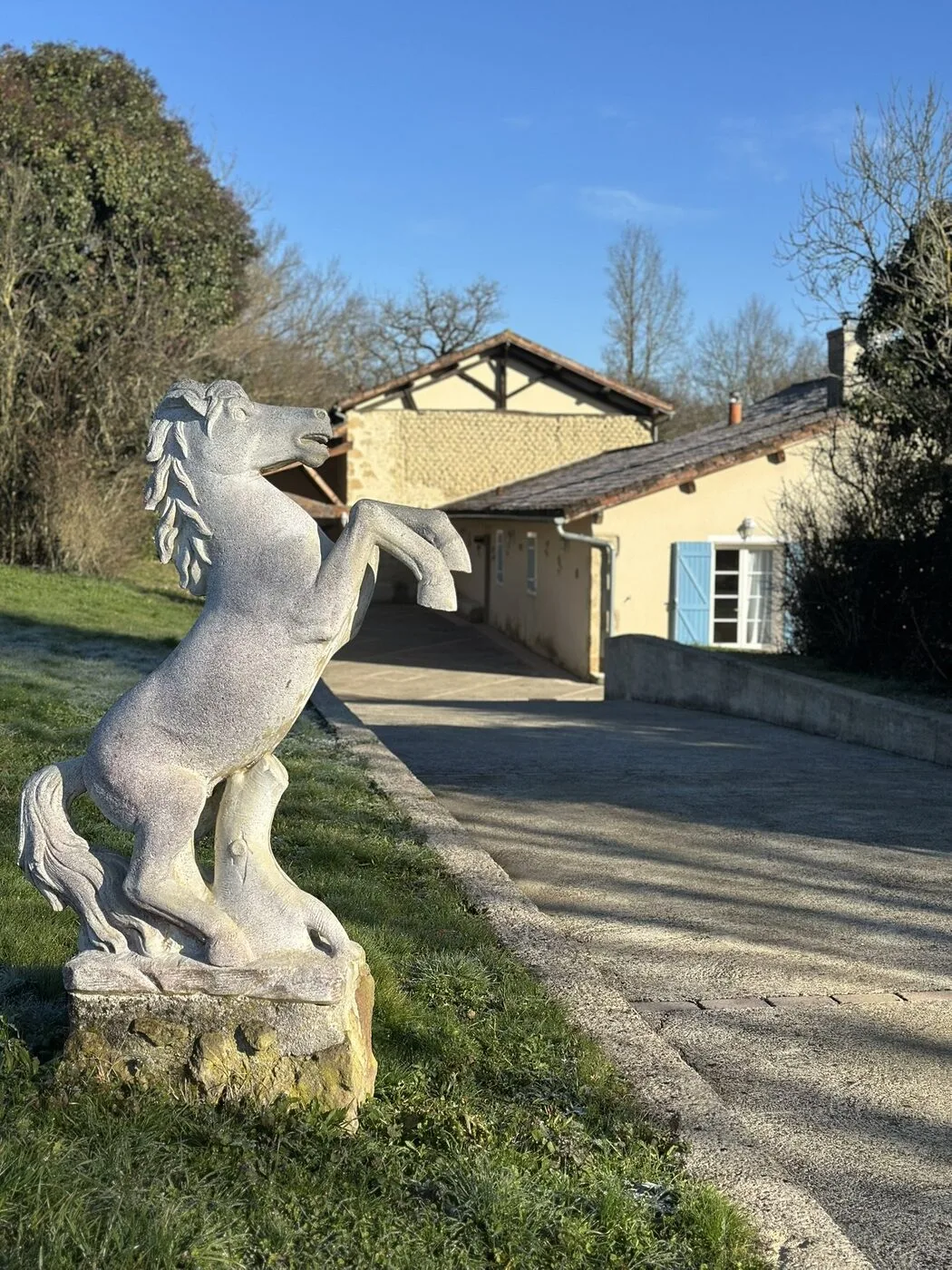 Gîte de groupe Gîte Domaine Rey à Loubersan — Statue de cheval cabré dans le jardin avec la maison gasconne en arrière-plan, capacité 15 personnes