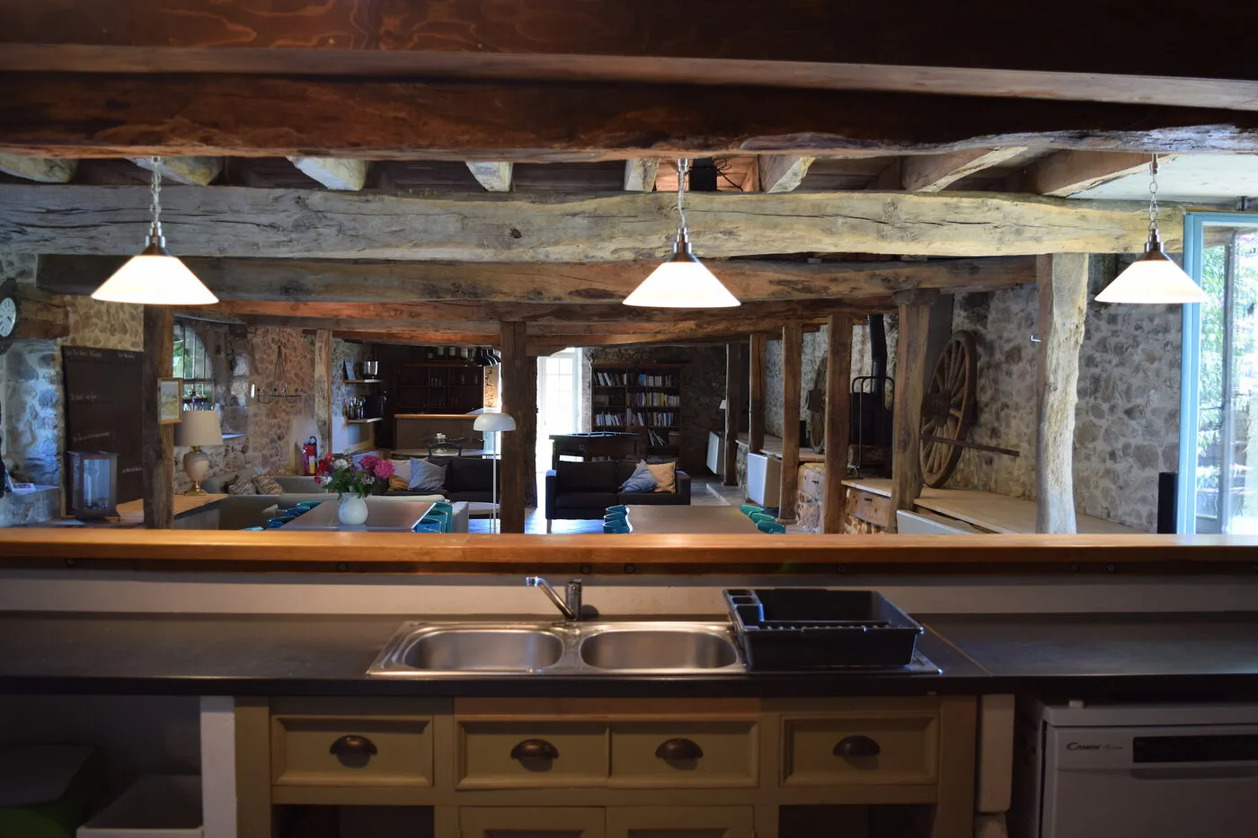Cuisine ouverte avec bar central en bois et plan de travail spacieux