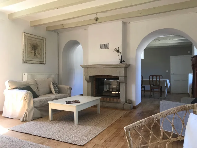 Salon voûté en pierre avec cheminée et arches typiques du Ségala aveyronnais