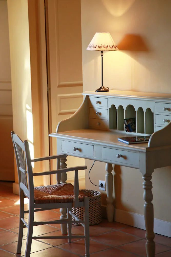 Coin bureau et détail d'une chambre avec mobilier ancien en bois