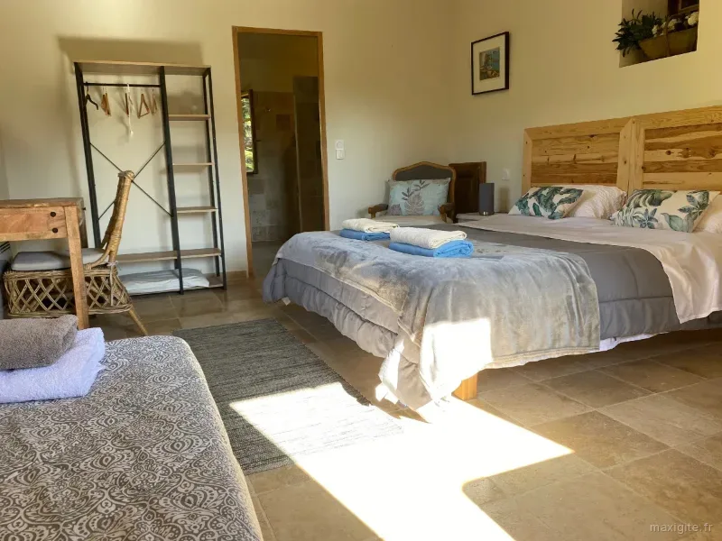 Chambre marine avec deux lits jumeaux rapprochés et tapis berbère