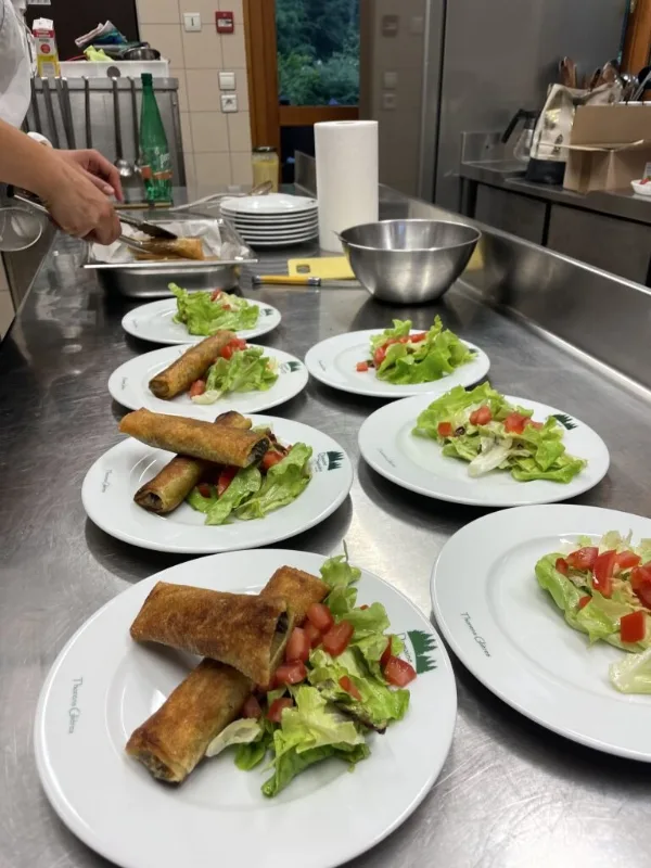 Cuisine professionnelle du domaine avec préparation de plats et plans de travail en inox
